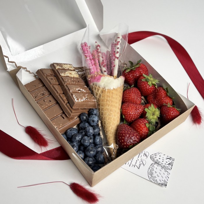 Подарочный набор сладостей и ягод