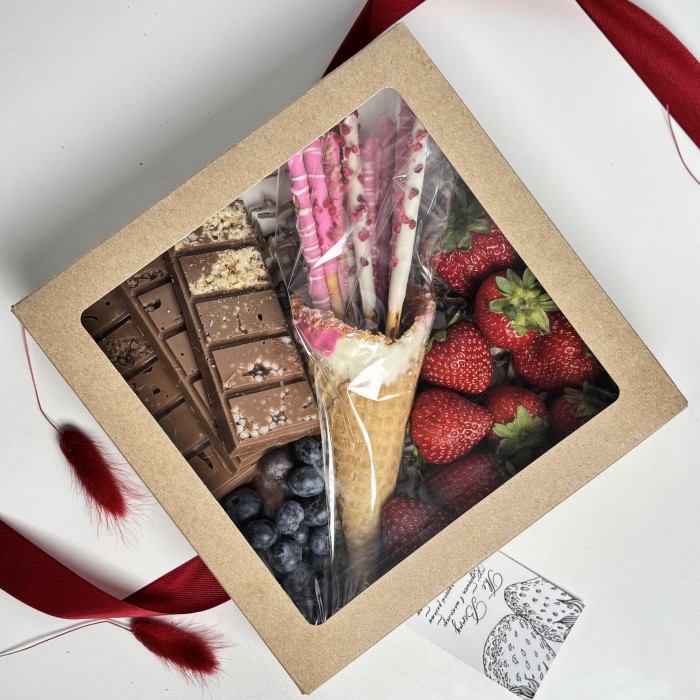 Подарочный набор сладостей и ягод
