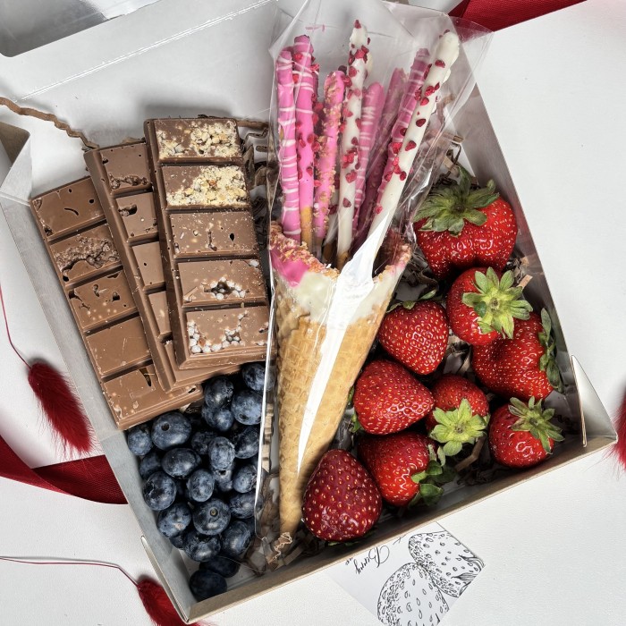 Подарочный набор сладостей и ягод