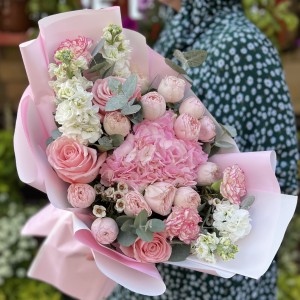 Розовый букет для мамы на день рождения