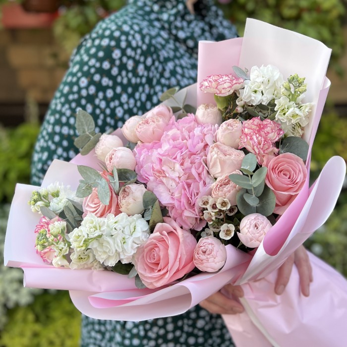 Розовый букет для мамы на день рождения