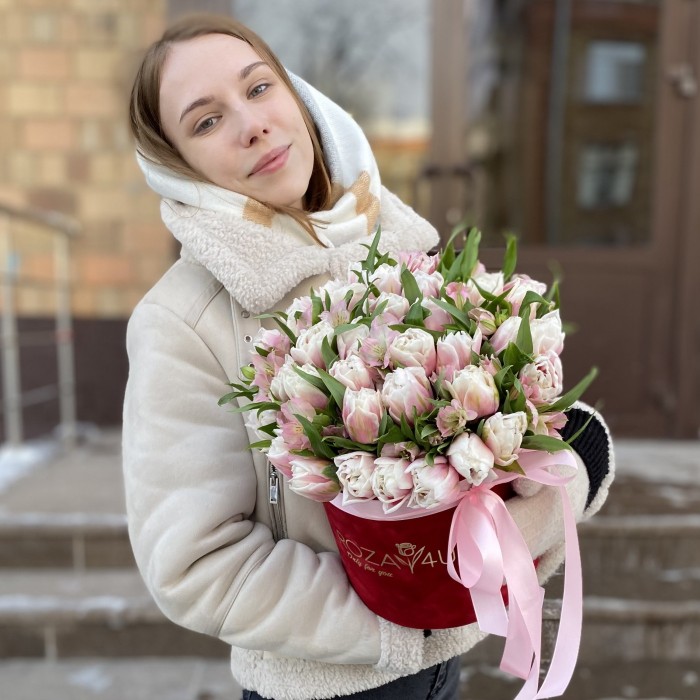 31 бело-розовый пионовидный тюльпан с альстромерией в коробке
