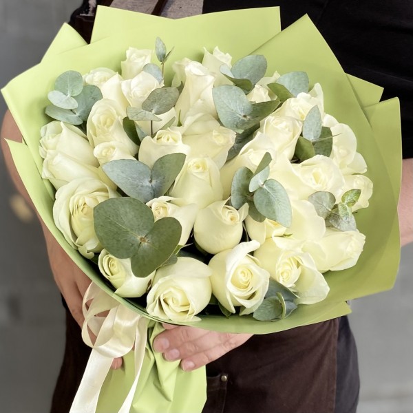 31 длинная белая роза 60 см с эвкалиптом