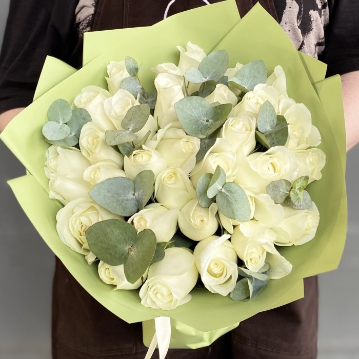 31 длинная белая роза 60 см с эвкалиптом