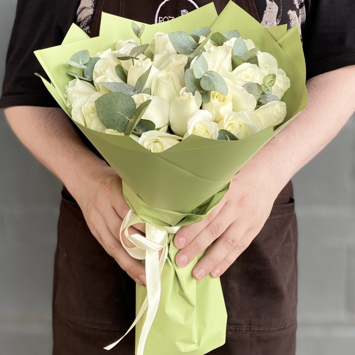 31 длинная белая роза 60 см с эвкалиптом