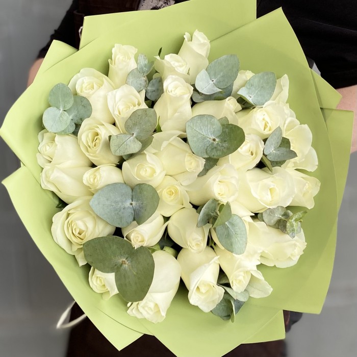 31 длинная белая роза 60 см с эвкалиптом