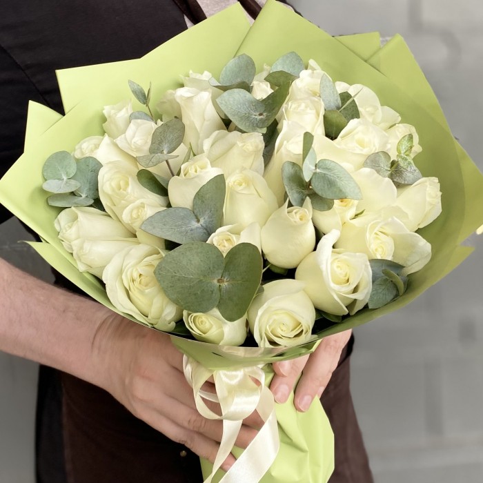 31 длинная белая роза 60 см с эвкалиптом