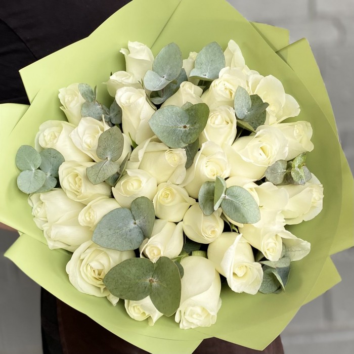 31 длинная белая роза 60 см с эвкалиптом