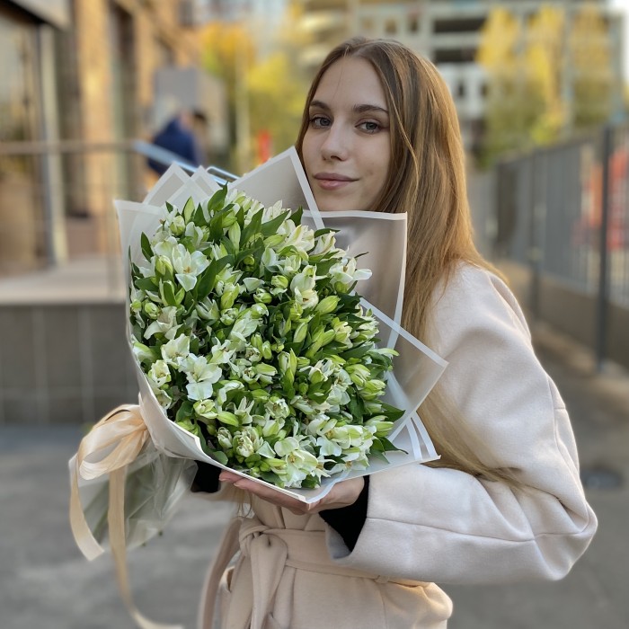 35 белых альстромерий