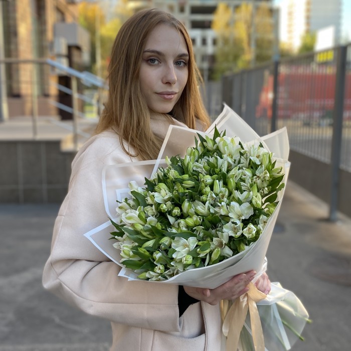 35 белых альстромерий