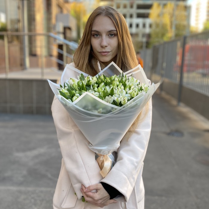 35 белых альстромерий