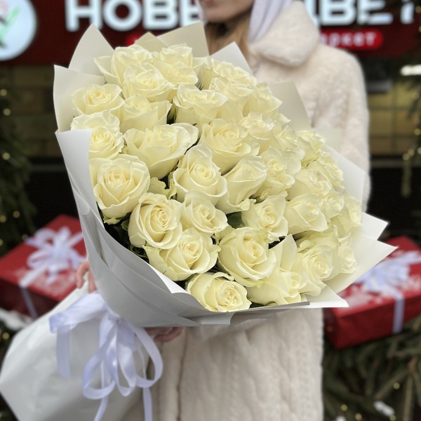 35 длинных белых роз 70 см