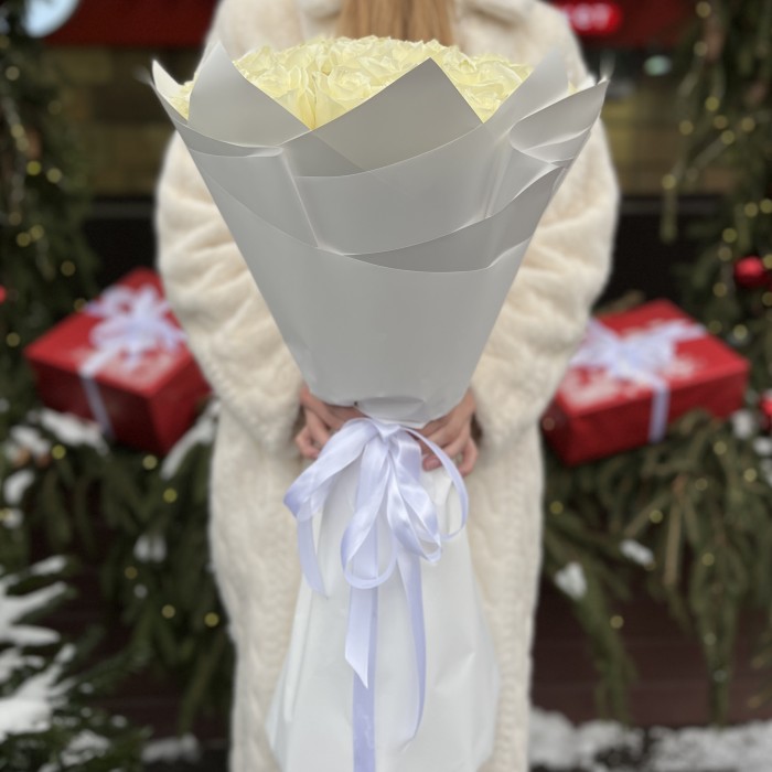 35 длинных белых роз 70 см