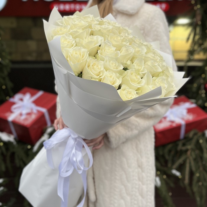 35 длинных белых роз 70 см