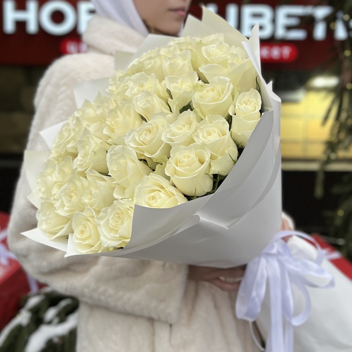 35 длинных белых роз 70 см