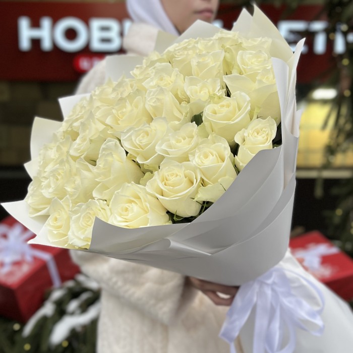 35 длинных белых роз 70 см