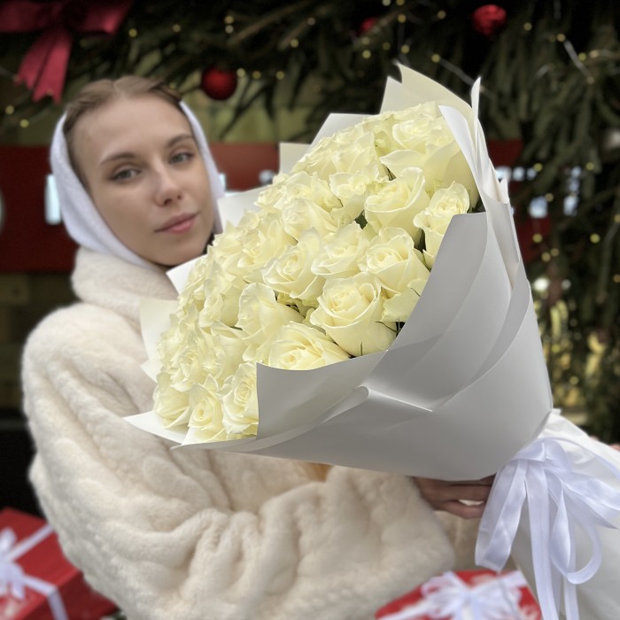 35 длинных белых роз 70 см