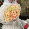 35 кремовых пионовидных роз Гравити 40 см
