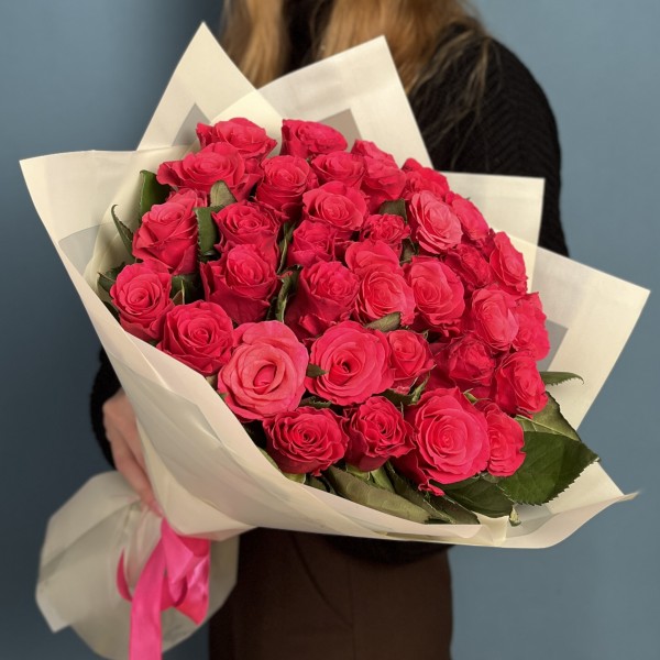 35 малиновых роз Такаци 50 см