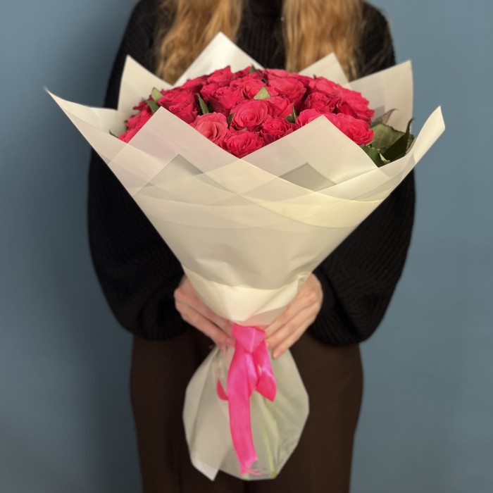 35 малиновых роз Такаци 50 см