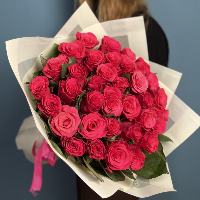 35 малиновых роз Такаци 50 см