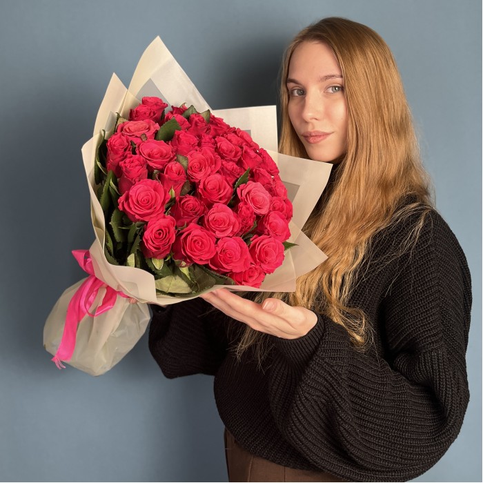 35 малиновых роз Такаци 50 см