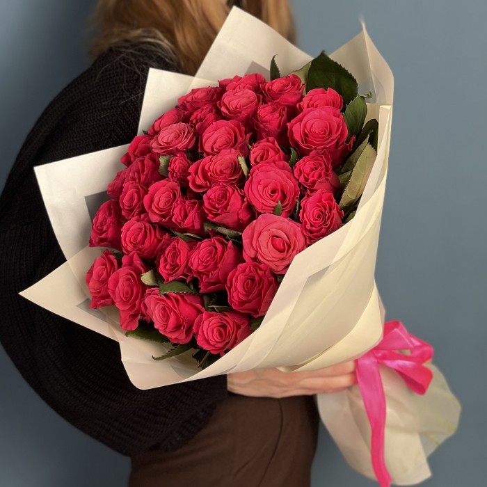 35 малиновых роз Такаци 50 см