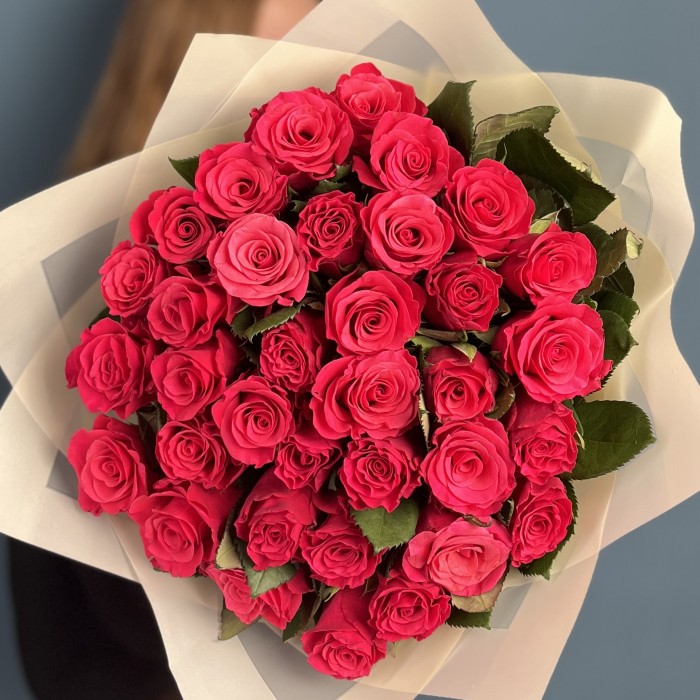 35 малиновых роз Такаци 50 см
