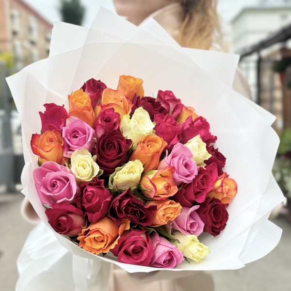 35 роз яркий микс в упаковке
