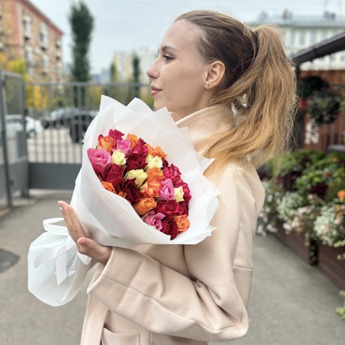 35 роз яркий микс в упаковке
