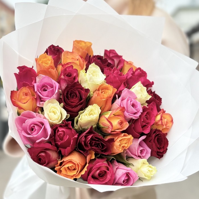 35 роз яркий микс в упаковке