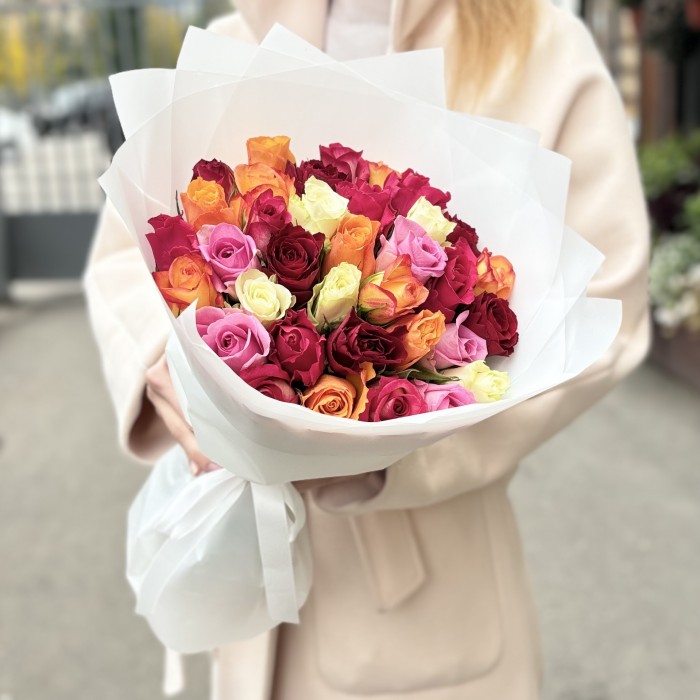 35 роз яркий микс в упаковке