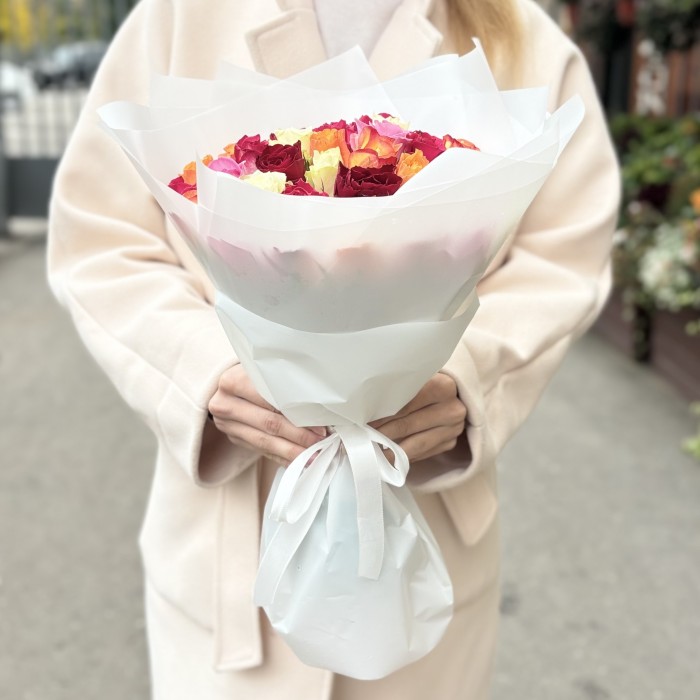 35 роз яркий микс в упаковке