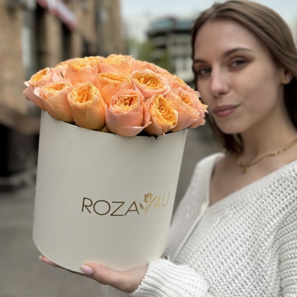 35 пионовидных роз Имэджин в коробке