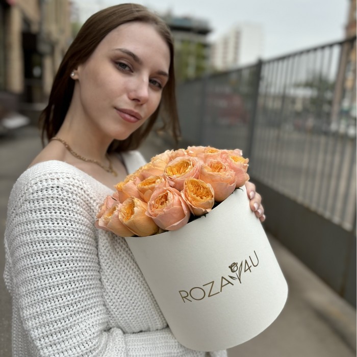 35 пионовидных роз Имэджин в коробке