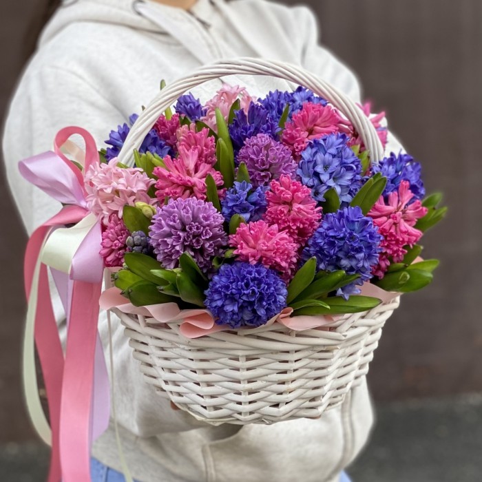 35 ароматных гиацинтов микс в корзине