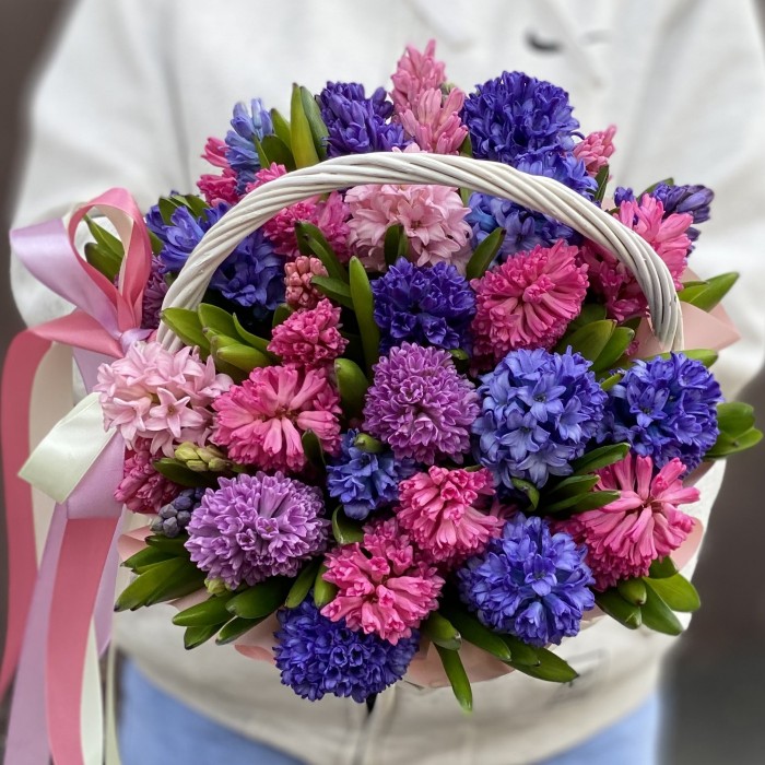 35 ароматных гиацинтов микс в корзине