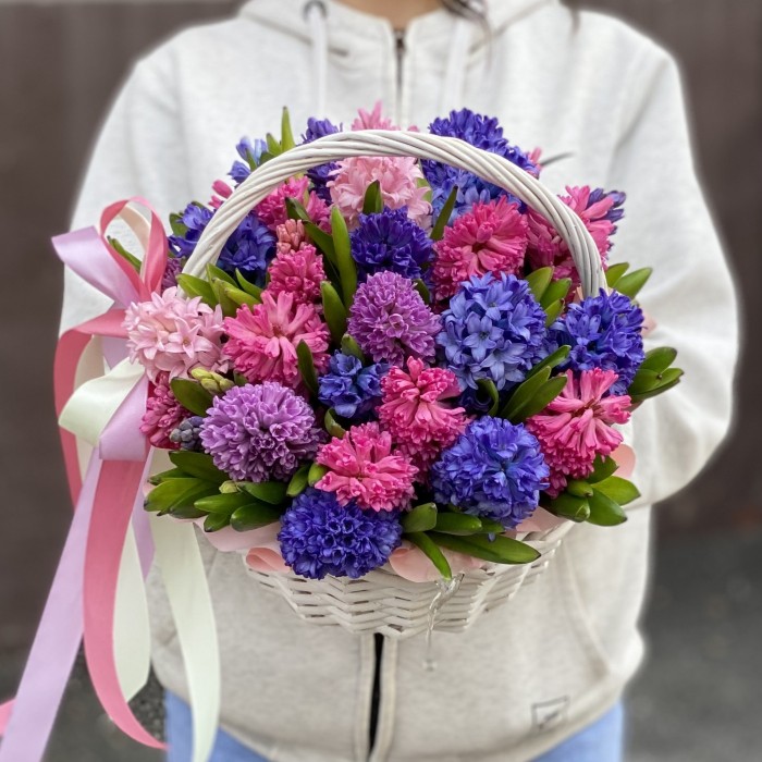 35 ароматных гиацинтов микс в корзине