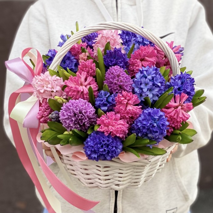 35 ароматных гиацинтов микс в корзине