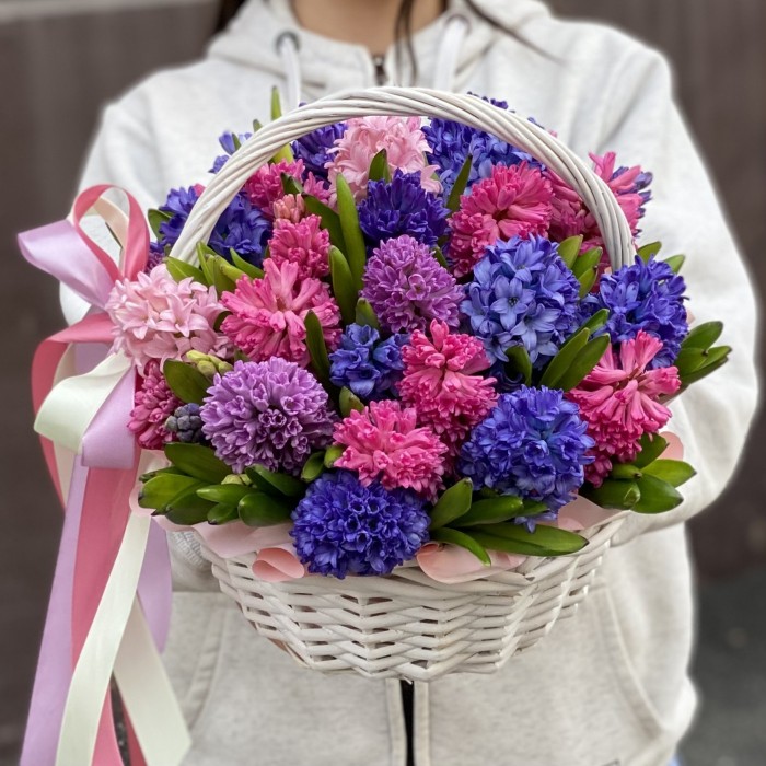35 ароматных гиацинтов микс в корзине