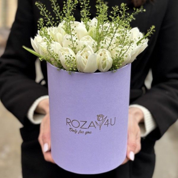 35 белых пионовидных тюльпанов с гринбелом в коробке