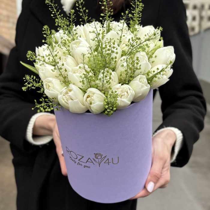 35 белых пионовидных тюльпанов с гринбелом в коробке