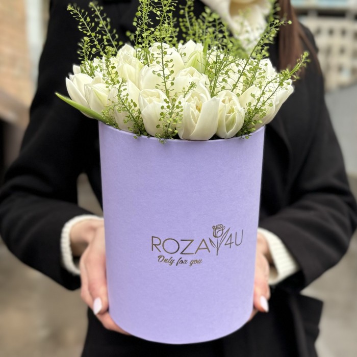 35 белых пионовидных тюльпанов с гринбелом в коробке