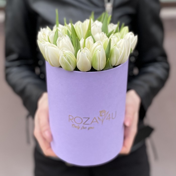 35 белых пионовидных тюльпанов в коробке