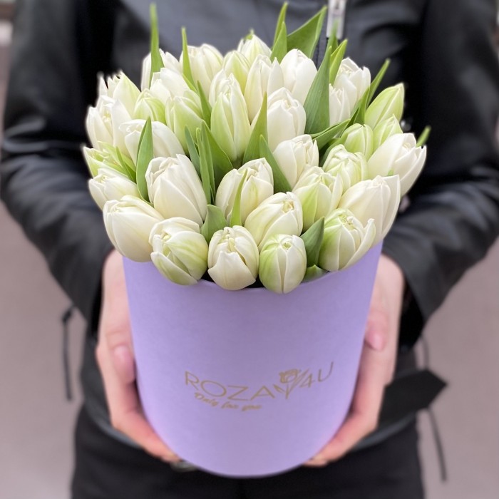 35 белых пионовидных тюльпанов в коробке