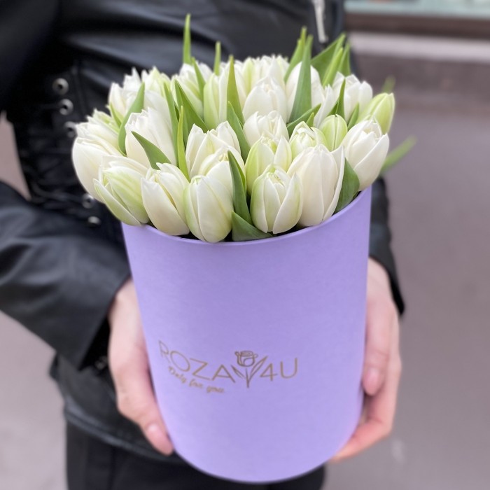 35 белых пионовидных тюльпанов в коробке