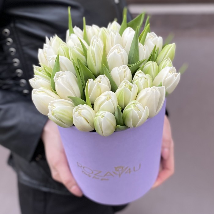 35 белых пионовидных тюльпанов в коробке