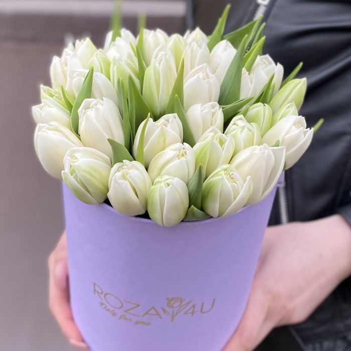 35 белых пионовидных тюльпанов в коробке
