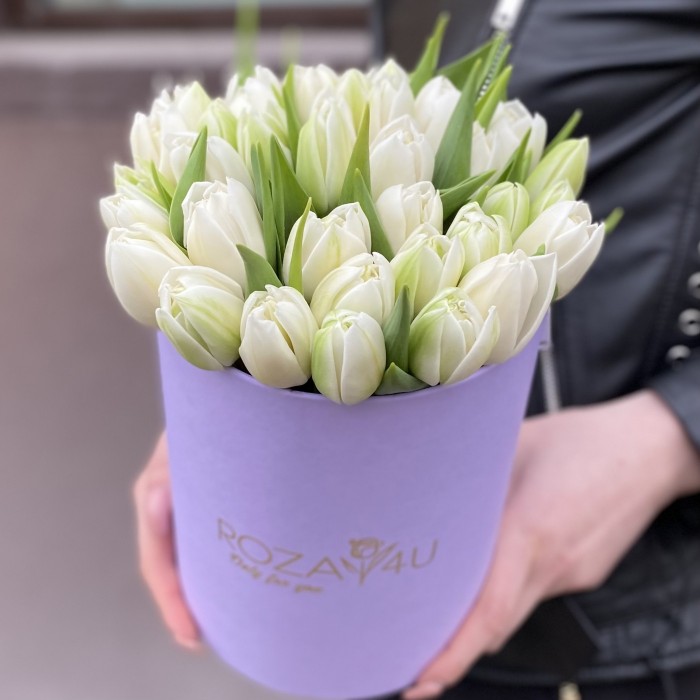 35 белых пионовидных тюльпанов в коробке