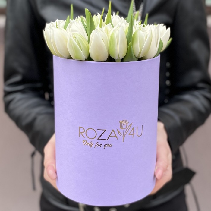 35 белых пионовидных тюльпанов в коробке